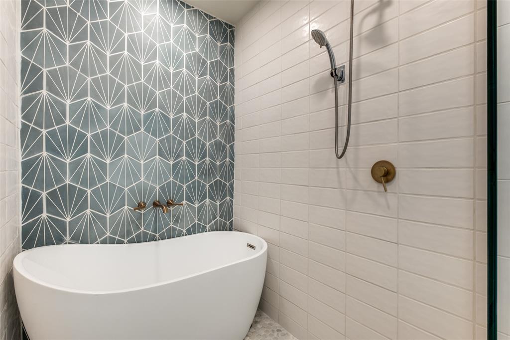 3208 Cole Avenue, Unit 2202 Dallas, TX 75204 - Photo 19 of 26 a bathroom with a bathtub