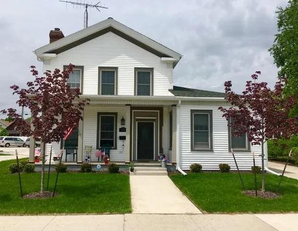$2,400 | 628 North 8th Street, Manitowoc, WI 54220