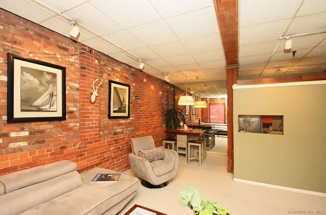 $179,900 | 222 Williams Street East, Unit 102, Glastonbury, CT 06033