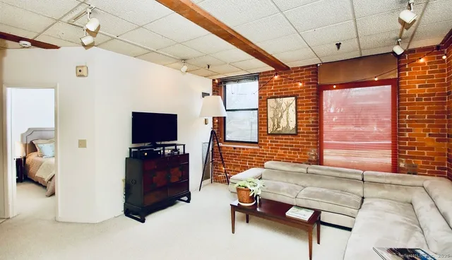 $179,900 | 222 Williams Street East, Unit 102, Glastonbury, CT 06033