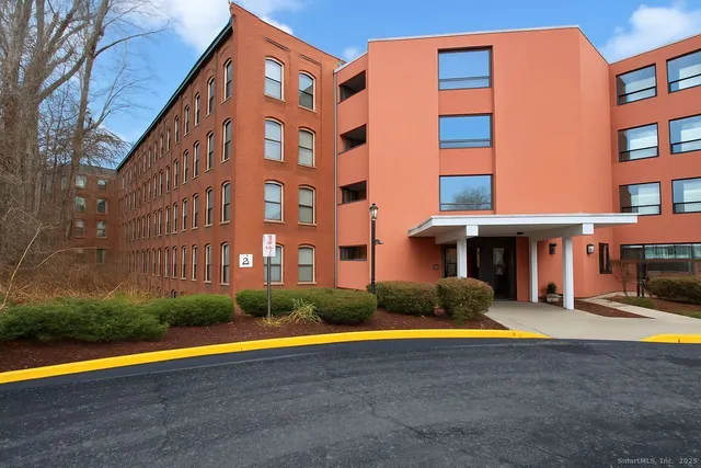 $179,900 | 222 Williams Street East, Unit 102, Glastonbury, CT 06033