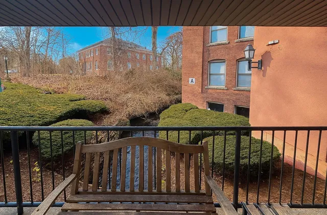 $179,900 | 222 Williams Street East, Unit 102, Glastonbury, CT 06033