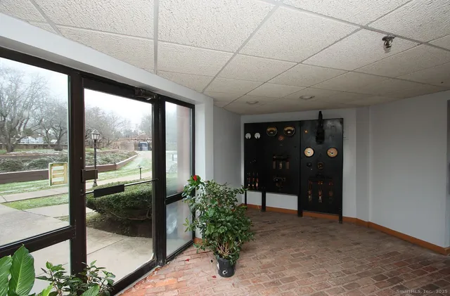 $179,900 | 222 Williams Street East, Unit 102, Glastonbury, CT 06033