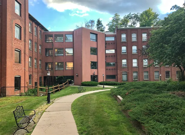 $179,900 | 222 Williams Street East, Unit 102, Glastonbury, CT 06033