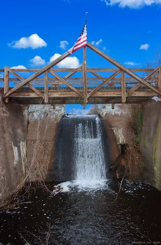 $179,900 | 222 Williams Street East, Unit 102, Glastonbury, CT 06033