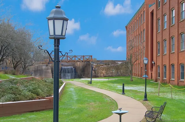 $179,900 | 222 Williams Street East, Unit 102, Glastonbury, CT 06033