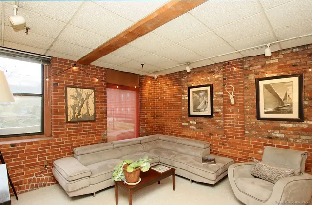 $179,900 | 222 Williams Street East, Unit 102, Glastonbury, CT 06033