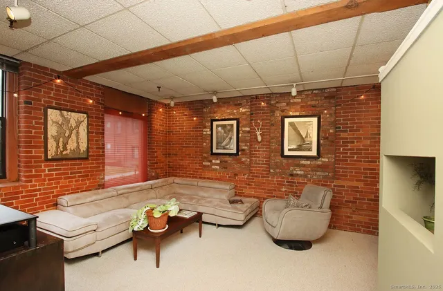 $179,900 | 222 Williams Street East, Unit 102, Glastonbury, CT 06033