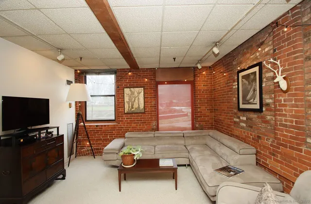 $179,900 | 222 Williams Street East, Unit 102, Glastonbury, CT 06033