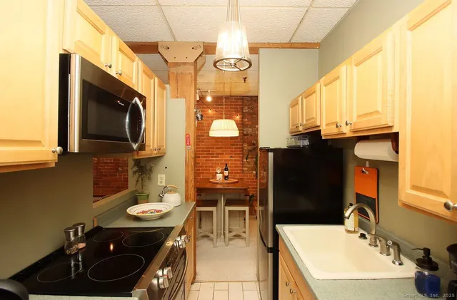 $179,900 | 222 Williams Street East, Unit 102, Glastonbury, CT 06033