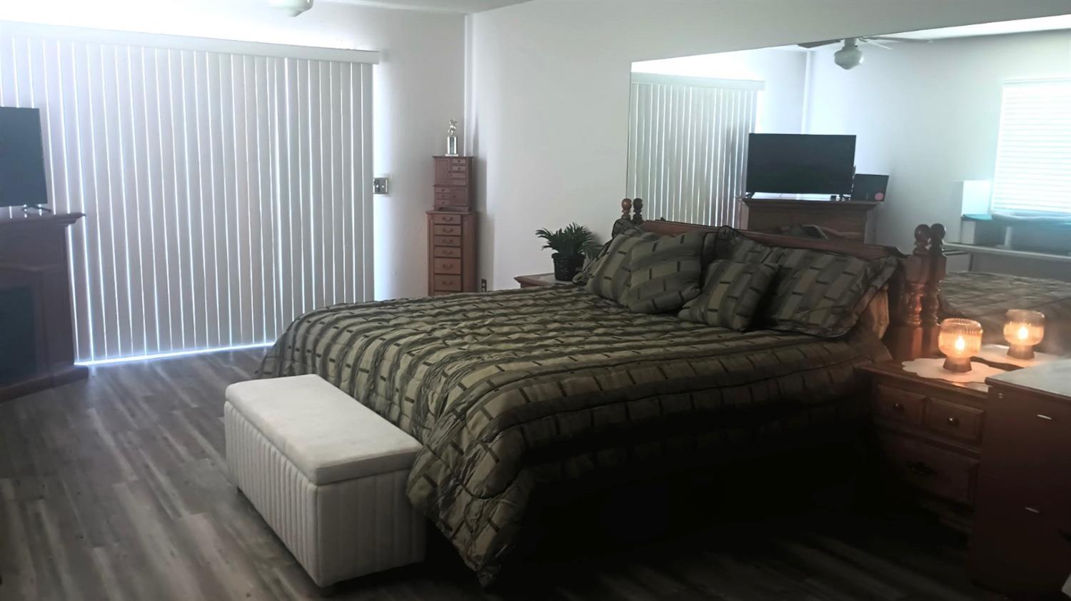 14728 Huntington Road Madera, CA 93636 - Photo 35 of 37 a bedroom with a bed and a television