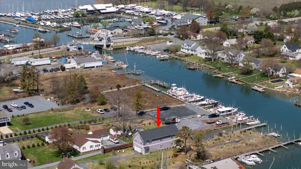 a view of a lake with houses in outdoor space