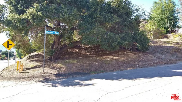 a flag is sitting in the middle of a yard