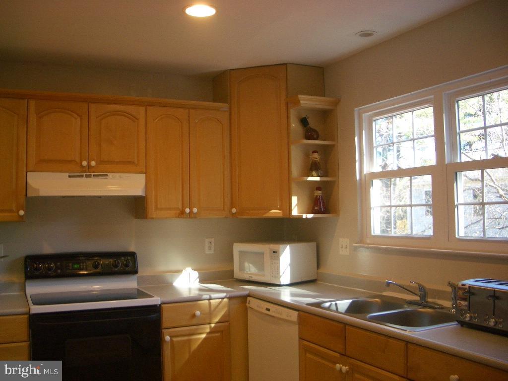 2805 Ashmont Terrace Silver Spring, MD 20906 - Photo 4 of 28 Open table space kitchen