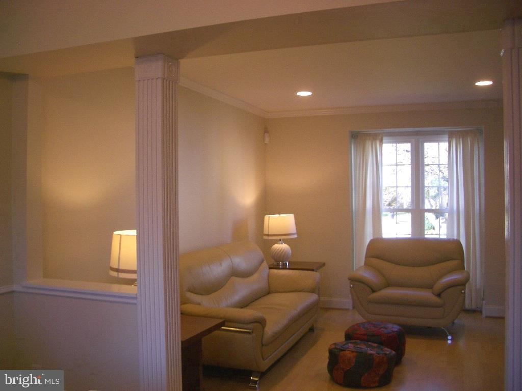 2805 Ashmont Terrace Silver Spring, MD 20906 - Photo 7 of 28 Living room