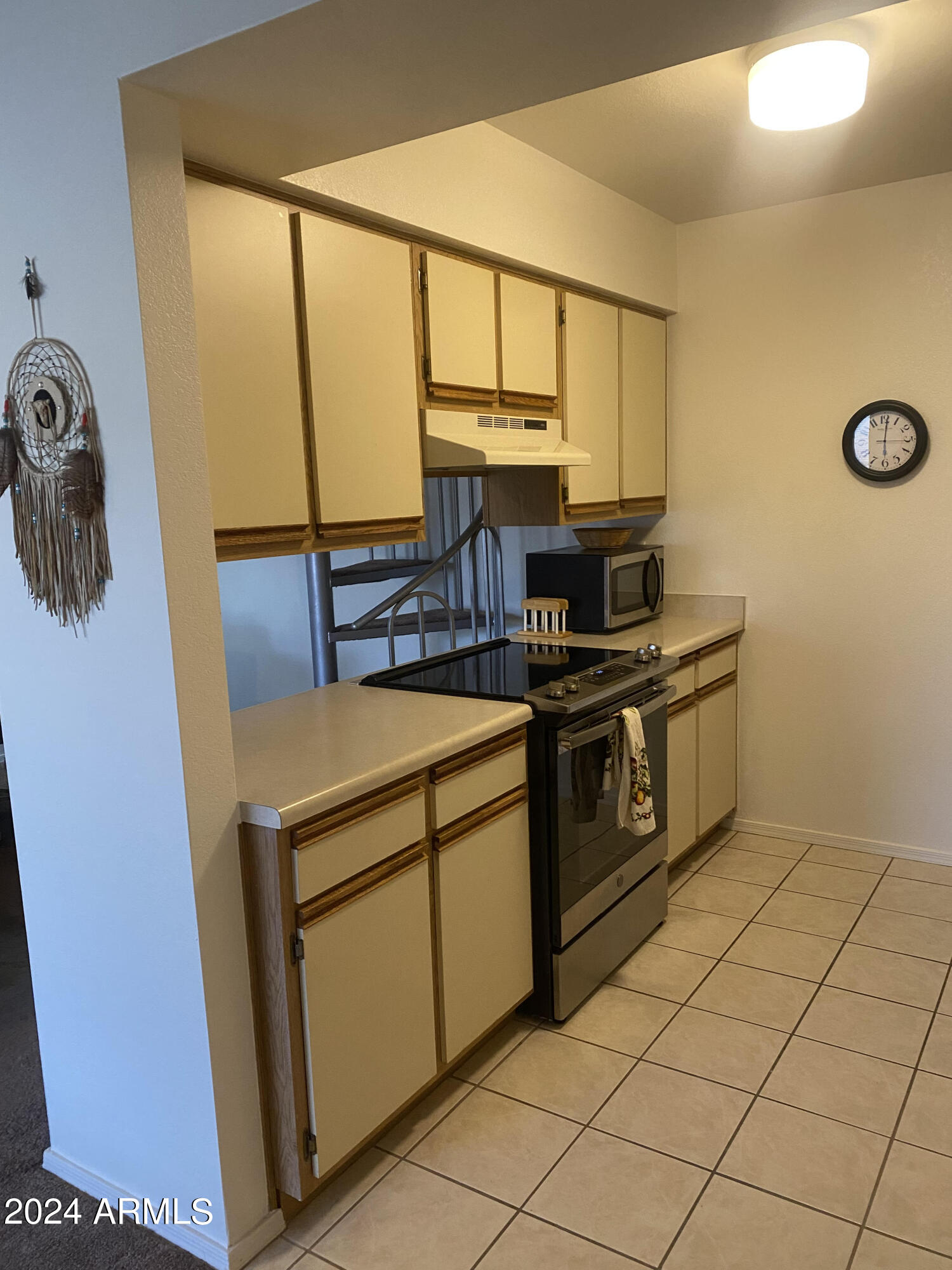 1440 North Idaho Road, Unit 1013 Apache Junction, AZ 85119 - Photo 21 of 40 a kitchen with a stove a sink and a microwave