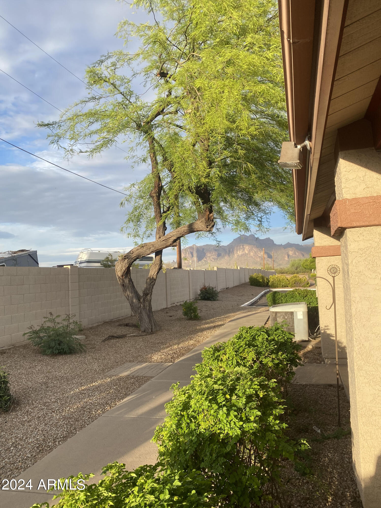 1440 North Idaho Road, Unit 1013 Apache Junction, AZ 85119 - Photo 37 of 40 a backyard of a house with lots of green space