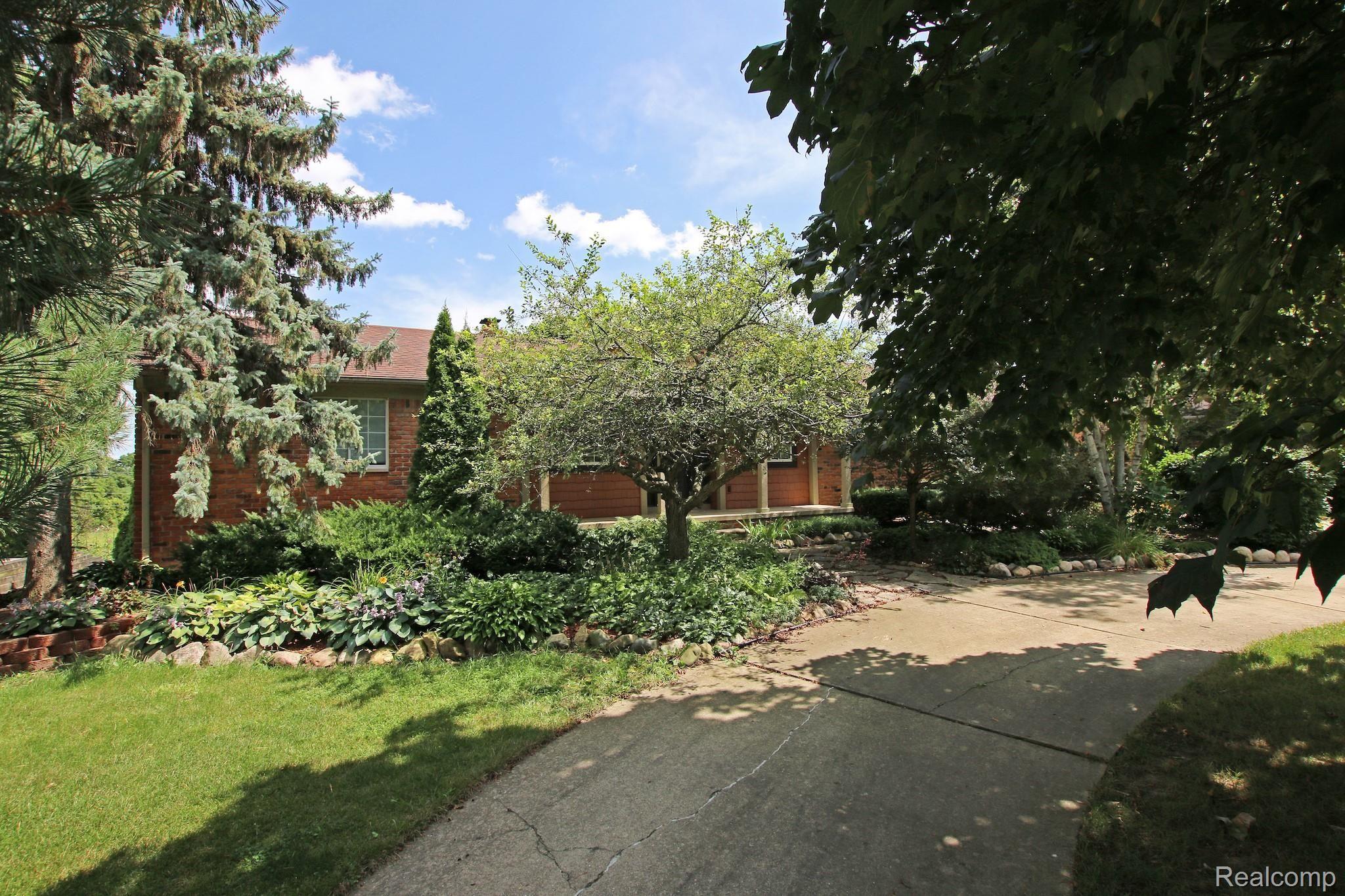 1845 Crestline Street Rochester, MI 48307 - Photo 4 of 58 3) Front.jpg