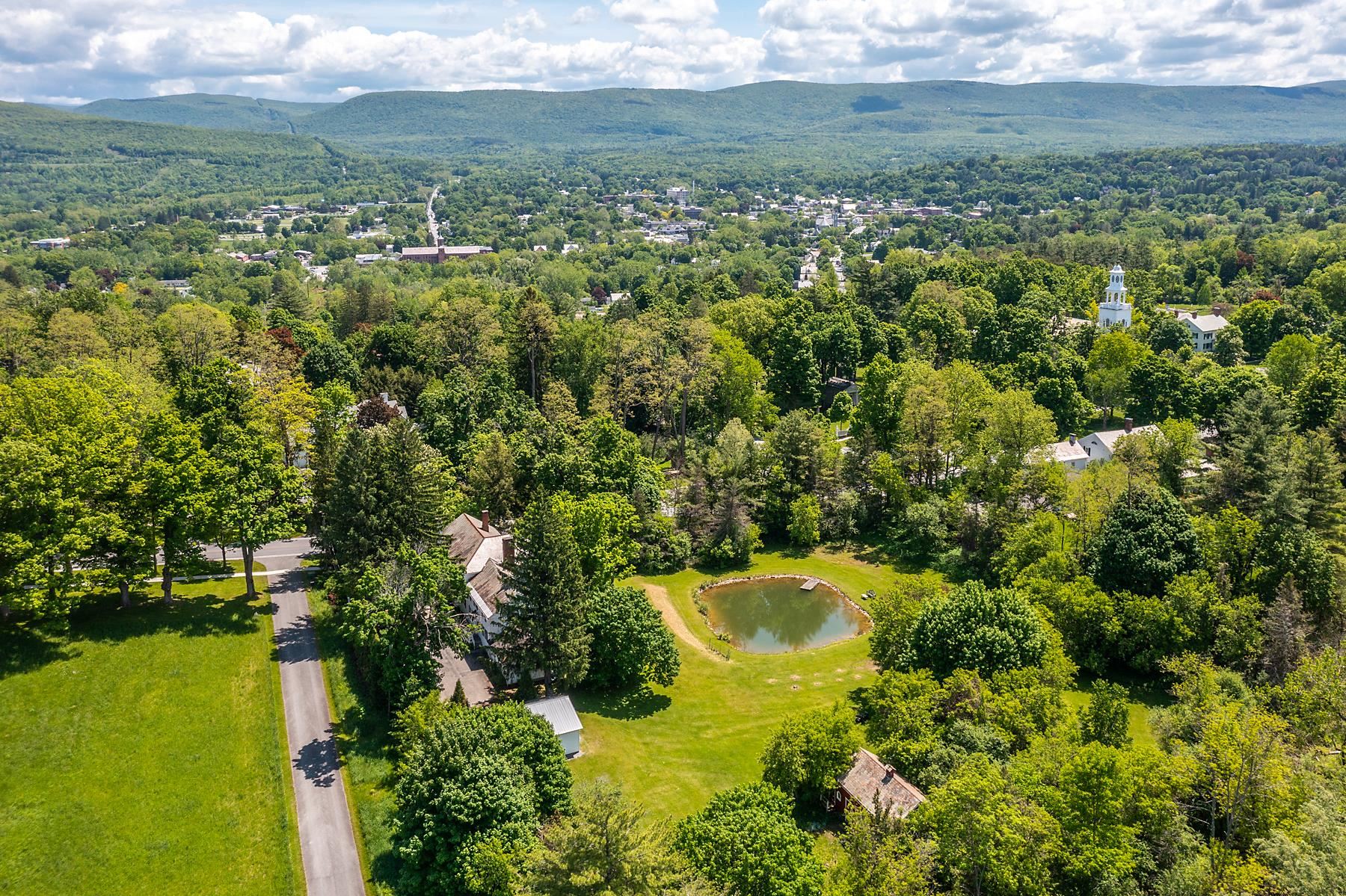 43 Monument Avenue Bennington, VT 05201 - Photo 7 of 40