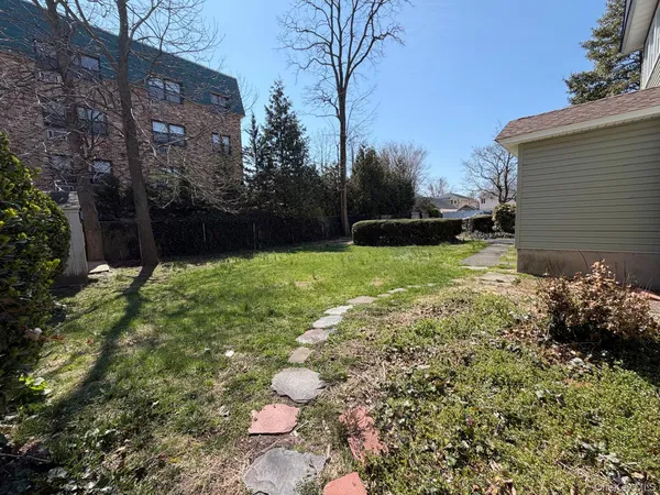 $3,400 | 24 Doxsey Place, Unit 3, Lynbrook, NY 11563