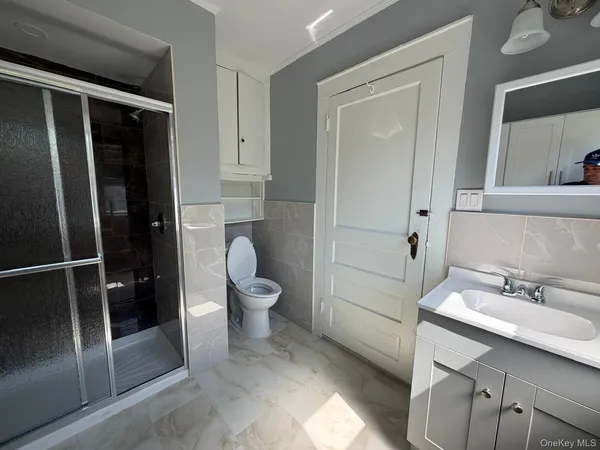 $3,400 | 24 Doxsey Place, Unit 3, Lynbrook, NY 11563