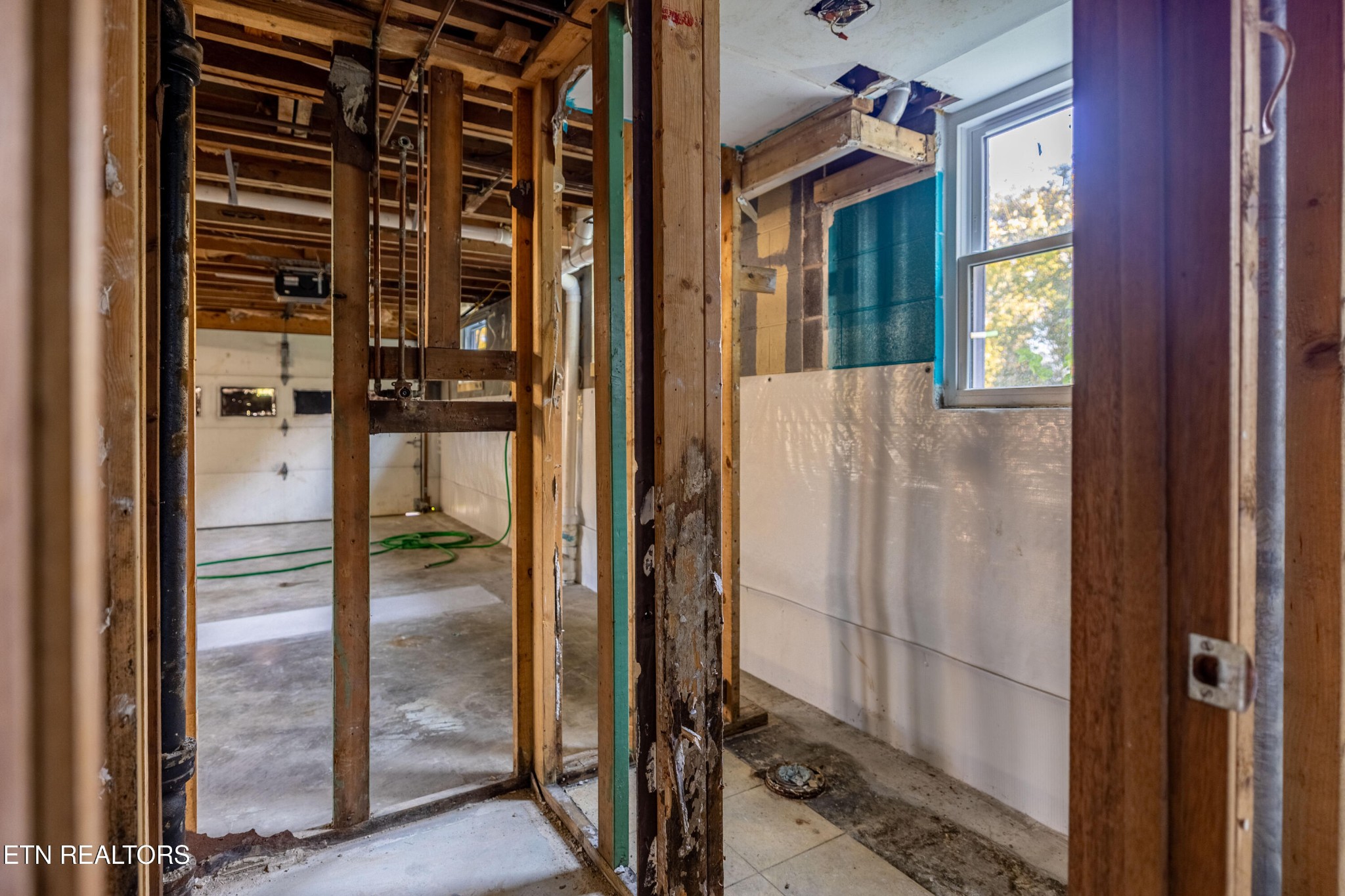 406 Overhill Road Knoxville, TN 37914 - Photo 20 of 24 a view of a bathroom