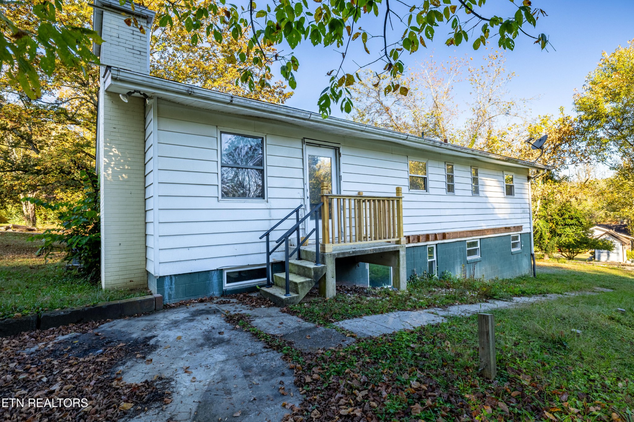 406 Overhill Road Knoxville, TN 37914 - Photo 22 of 24 a front view of a house with garden