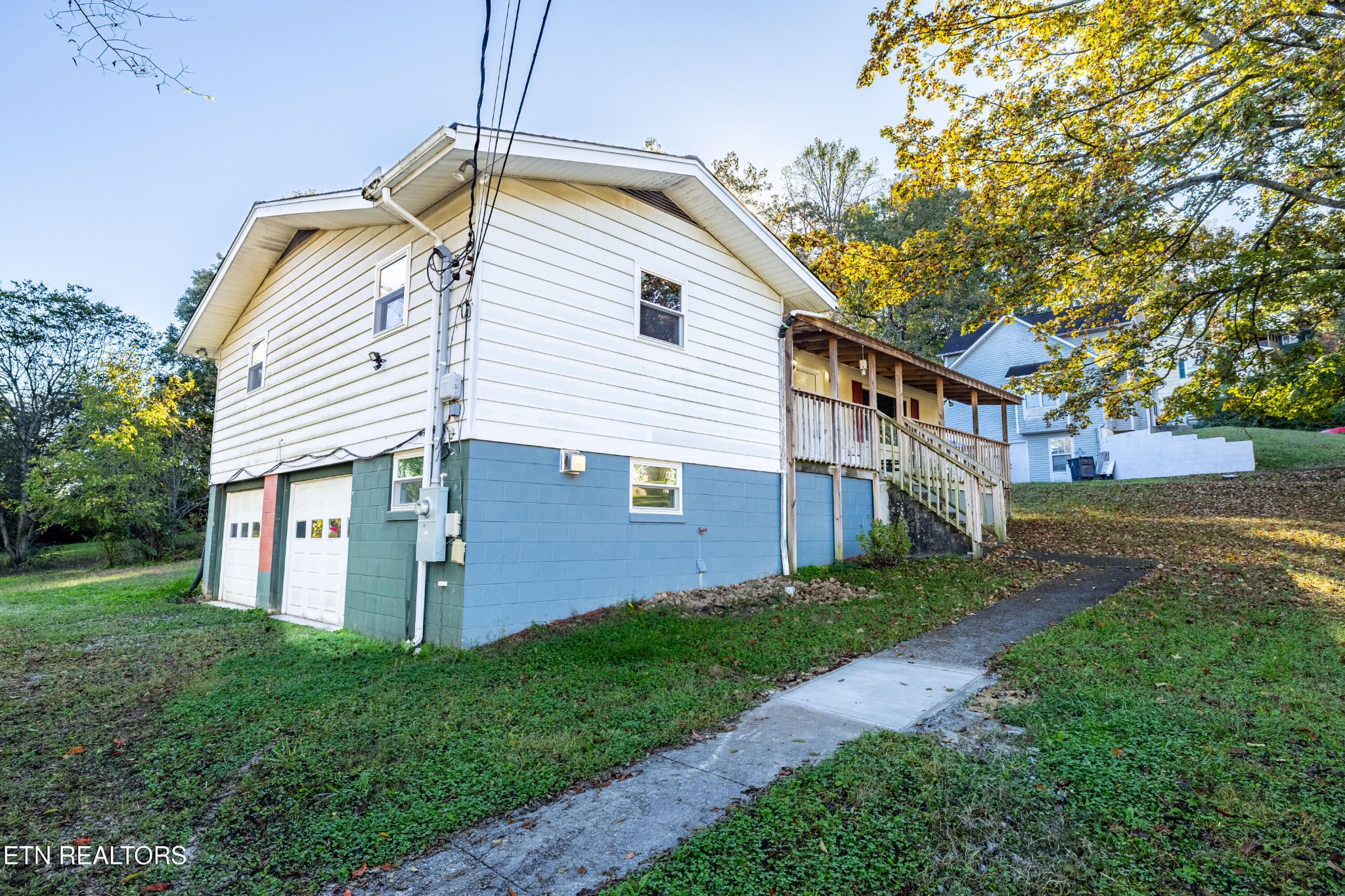 406 Overhill Road Knoxville, TN 37914 - Photo 3 of 24 a view of backyard with a garden and deck