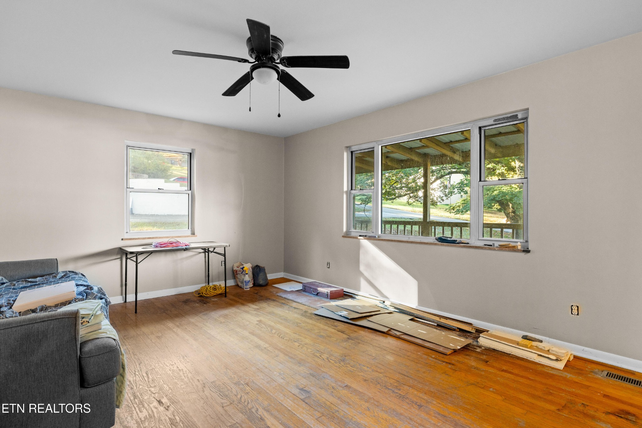 406 Overhill Road Knoxville, TN 37914 - Photo 5 of 24 a living room with a bed furniture and a window