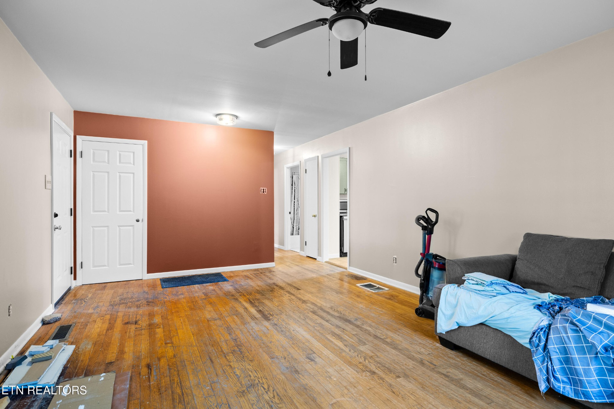 406 Overhill Road Knoxville, TN 37914 - Photo 6 of 24 a bedroom with bed and window