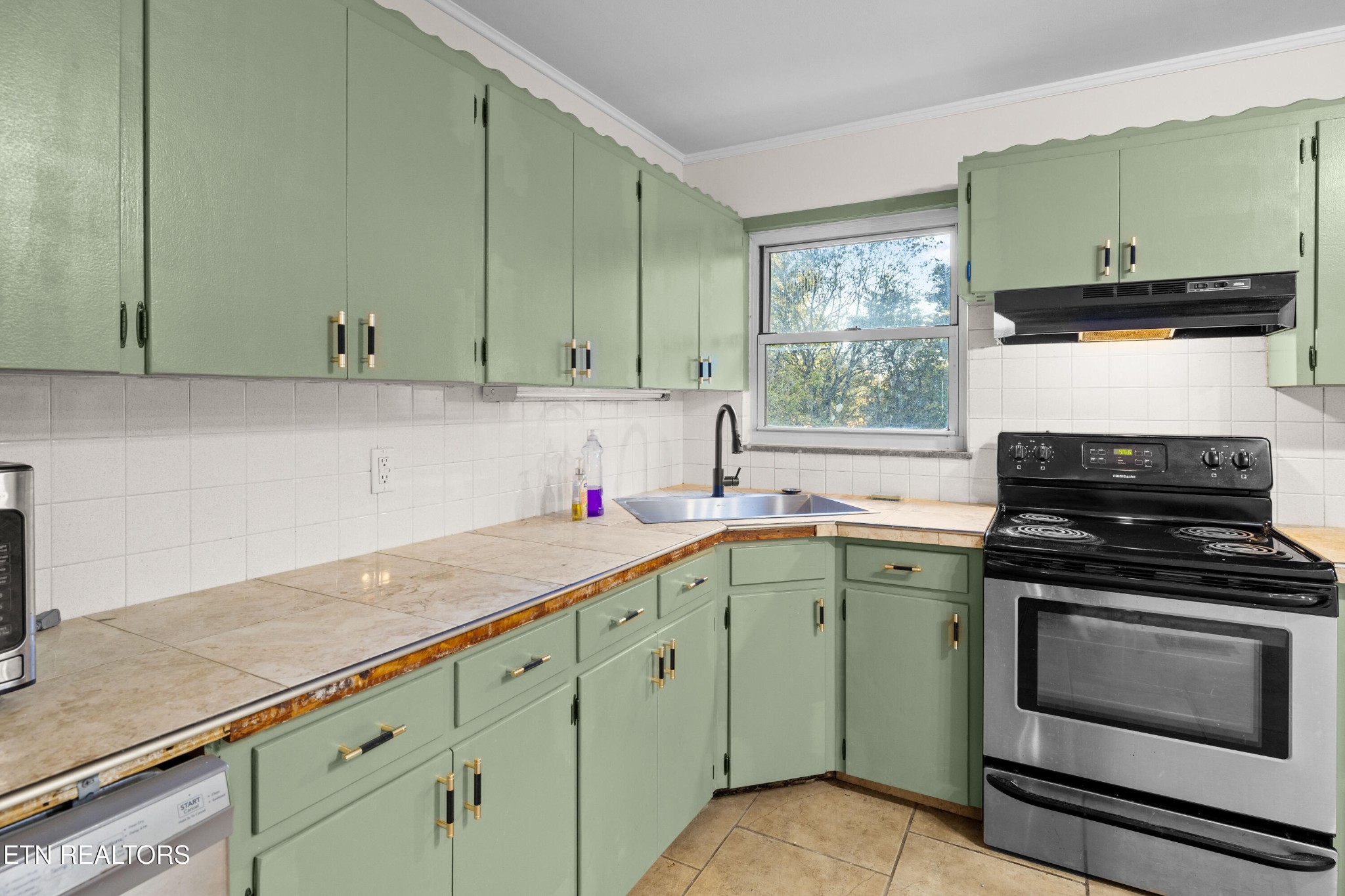 406 Overhill Road Knoxville, TN 37914 - Photo 8 of 24 a kitchen with granite countertop a sink cabinets and stainless steel appliances