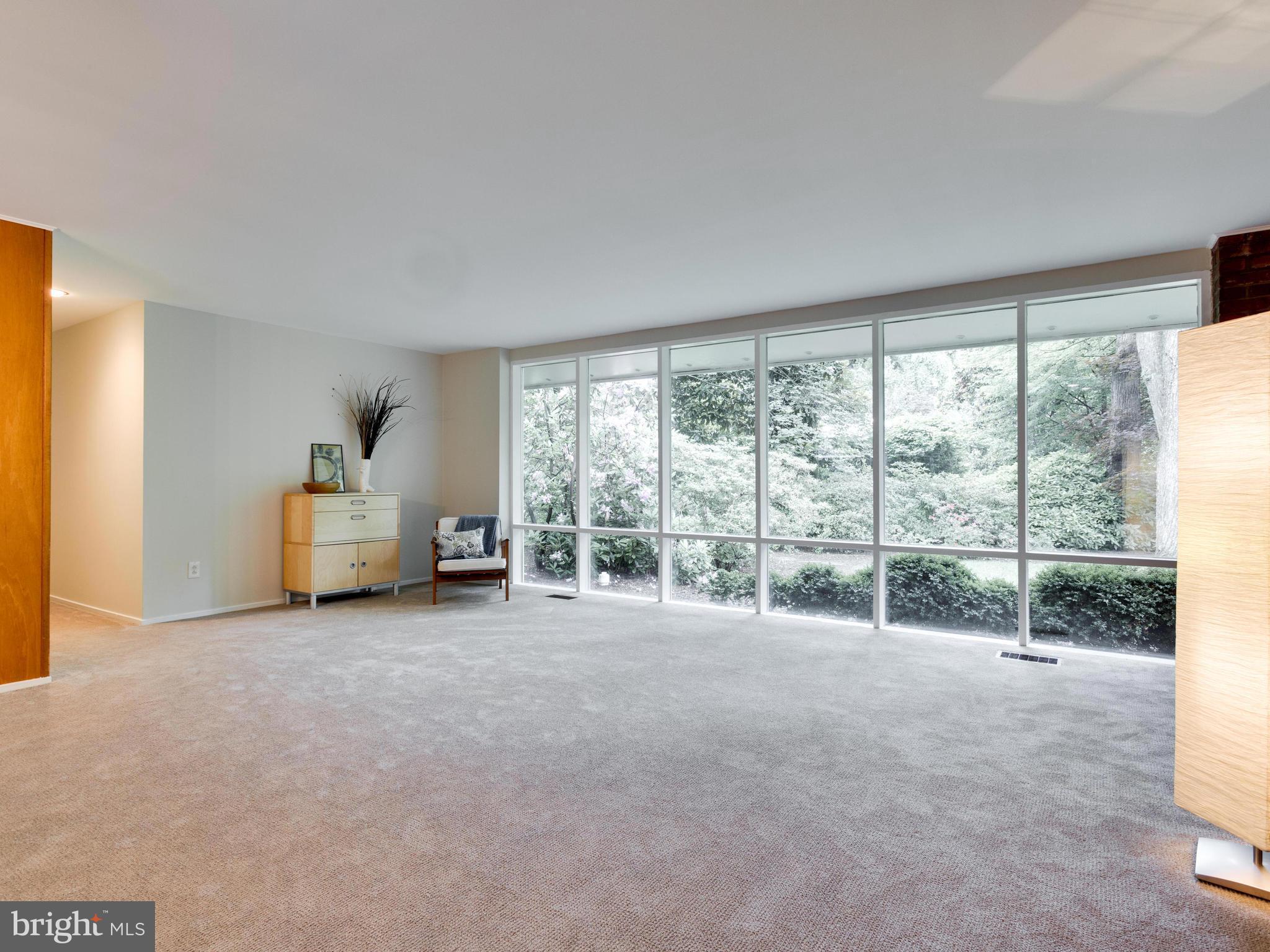 7527 Elba Road Alexandria, VA 22306 - Photo 3 of 6 Living Room