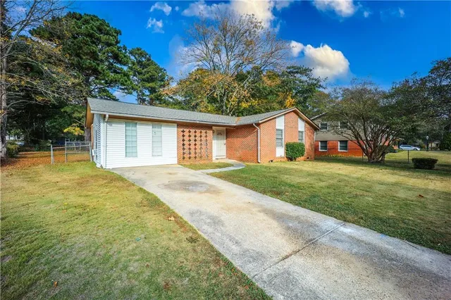 a view of a house with a yard