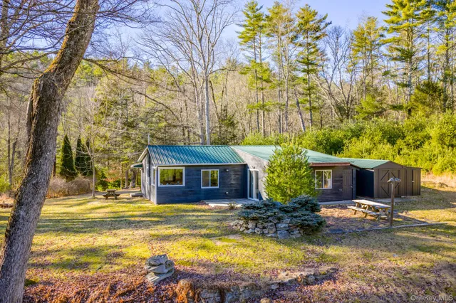 a view of a small house with yard