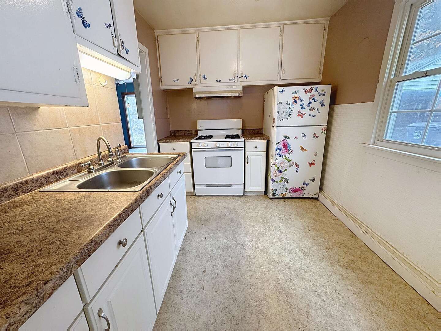 1213 29th Ave Court Moline, IL 61265 - Photo 6 of 17 a kitchen with granite countertop a sink stove and refrigerator