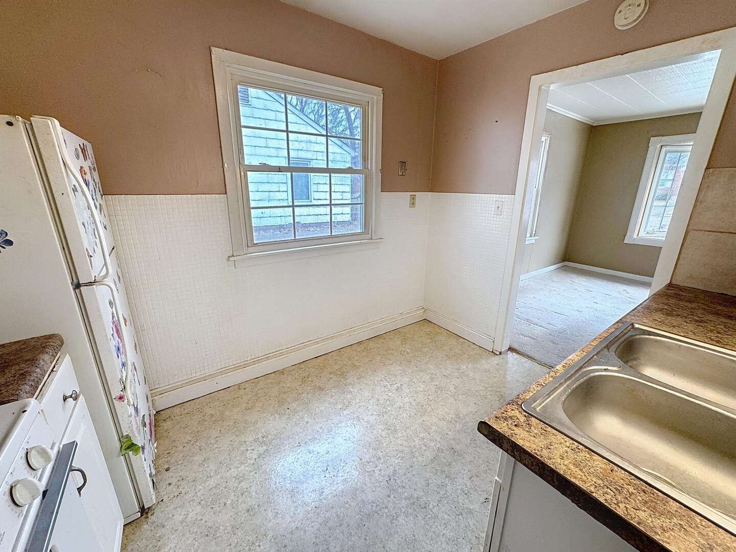 1213 29th Ave Court Moline, IL 61265 - Photo 7 of 17 an empty room with windows