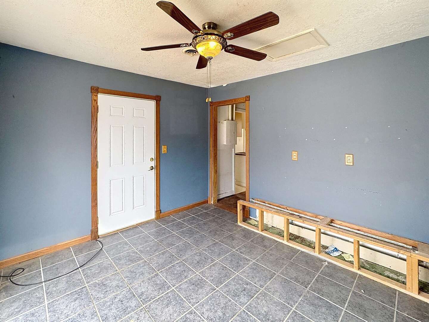 1213 29th Ave Court Moline, IL 61265 - Photo 9 of 17 a view of an empty room