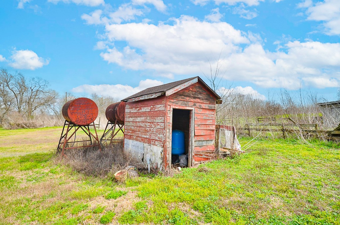 34520 Fulshear Farms Road Fulshear, TX 77441 - Photo 14 of 19 a backyard of a house with table and chairs