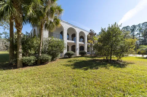 a view of livingroom with furniture