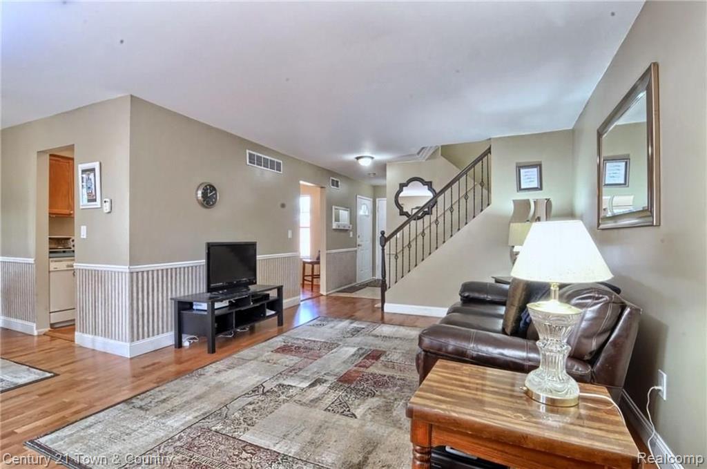 111 Manor Way Rochester, MI 48309 - Photo 2 of 32