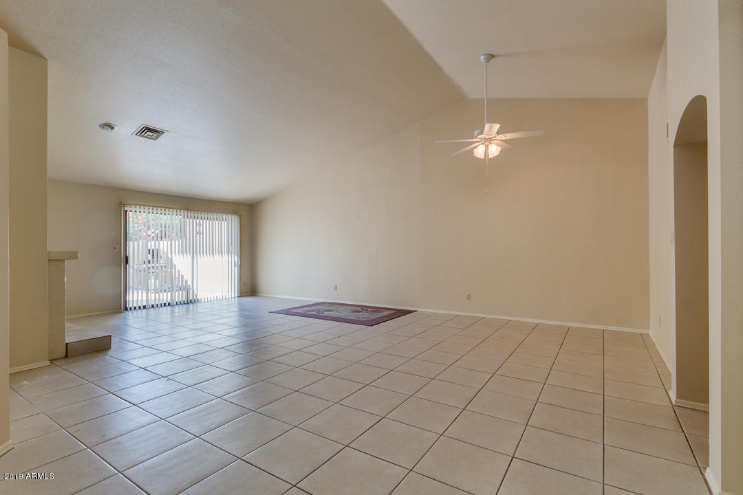 85 West Ranch Road Tempe, AZ 85284 - Photo 5 of 27 AS YOU ENTER INTO THE HUGE GREAT ROOM!