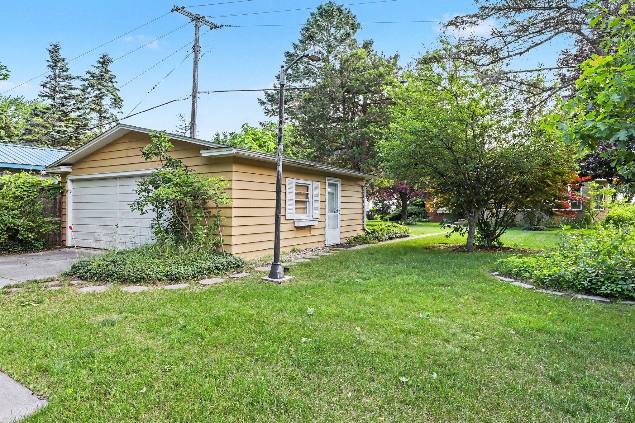6458 Lakeshore Road Fort Gratiot, MI 48059 - Photo 25 of 36 026_file_2545