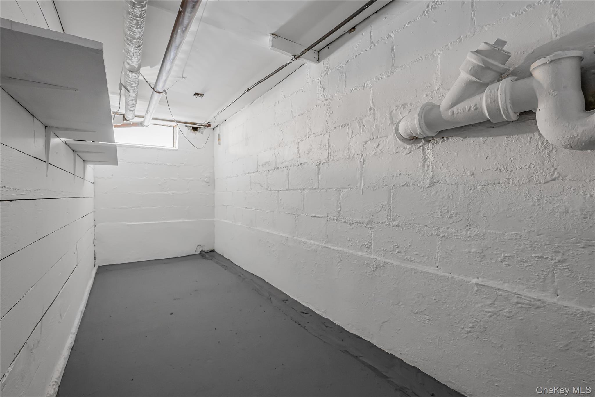 39 Hillcrest Road Hartsdale, NY 10530 - Photo 35 of 42 a bathroom with a bathtub
