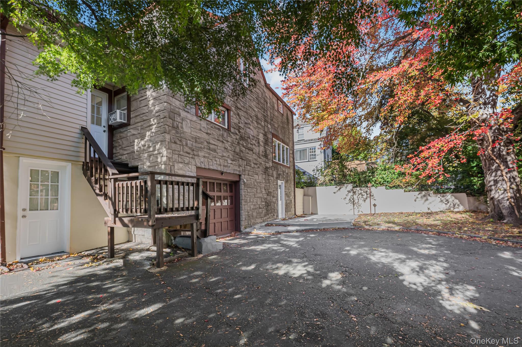 39 Hillcrest Road Hartsdale, NY 10530 - Photo 38 of 42 a backyard of a house with table and chairs