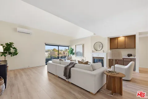 $1,599,000 | 700 Esplanade, Unit 30, Redondo Beach, CA 90277