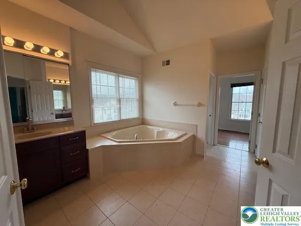 $775,000 | 671 Stratton Drive, East Stroudsburg, PA 18302