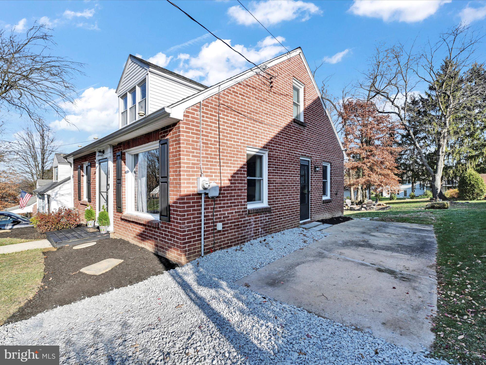 1827 Chesley Road York, PA 17403 - Photo 5 of 27 Side