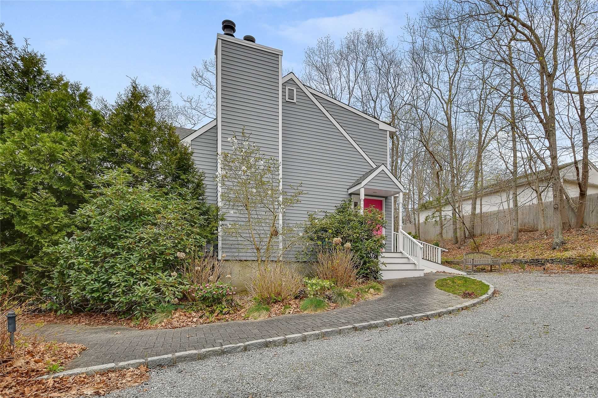 a view of fountain in the middle of a yard