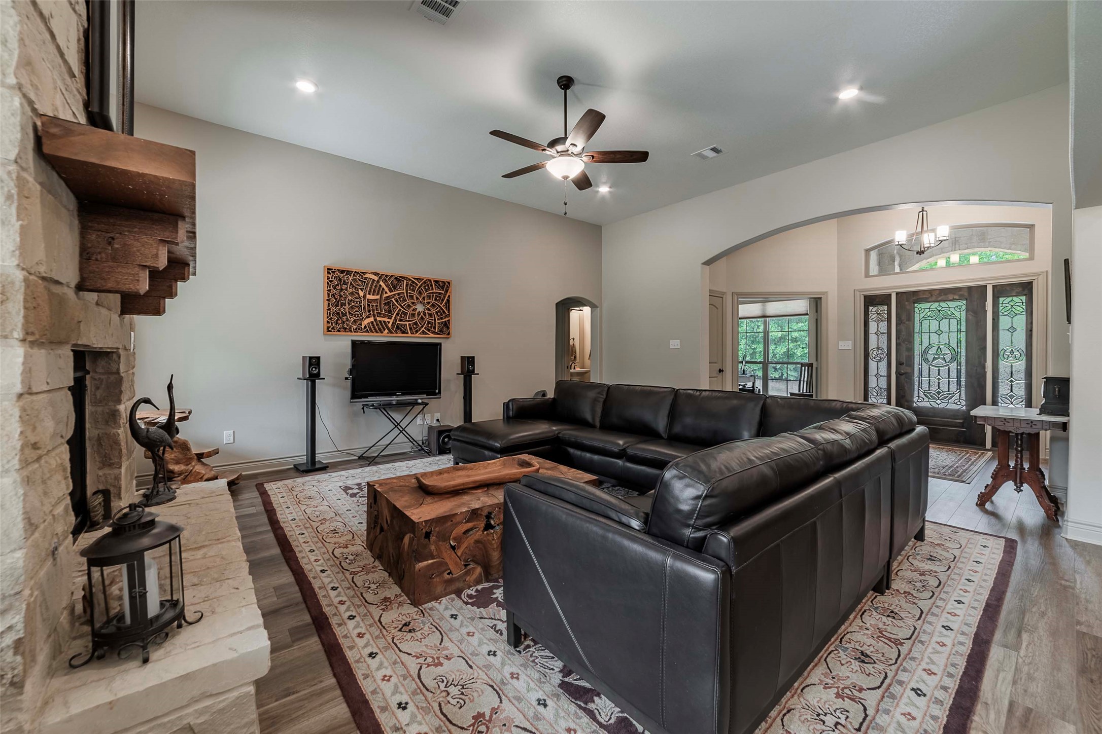 9695 County Road 321 Caldwell, TX 77836 - Photo 10 of 40 a living room with furniture and a flat screen tv