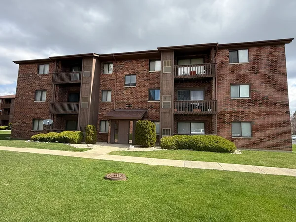 $155,000 | 15723 Peggy Lane, Unit 11, Oak Forest, IL 60452